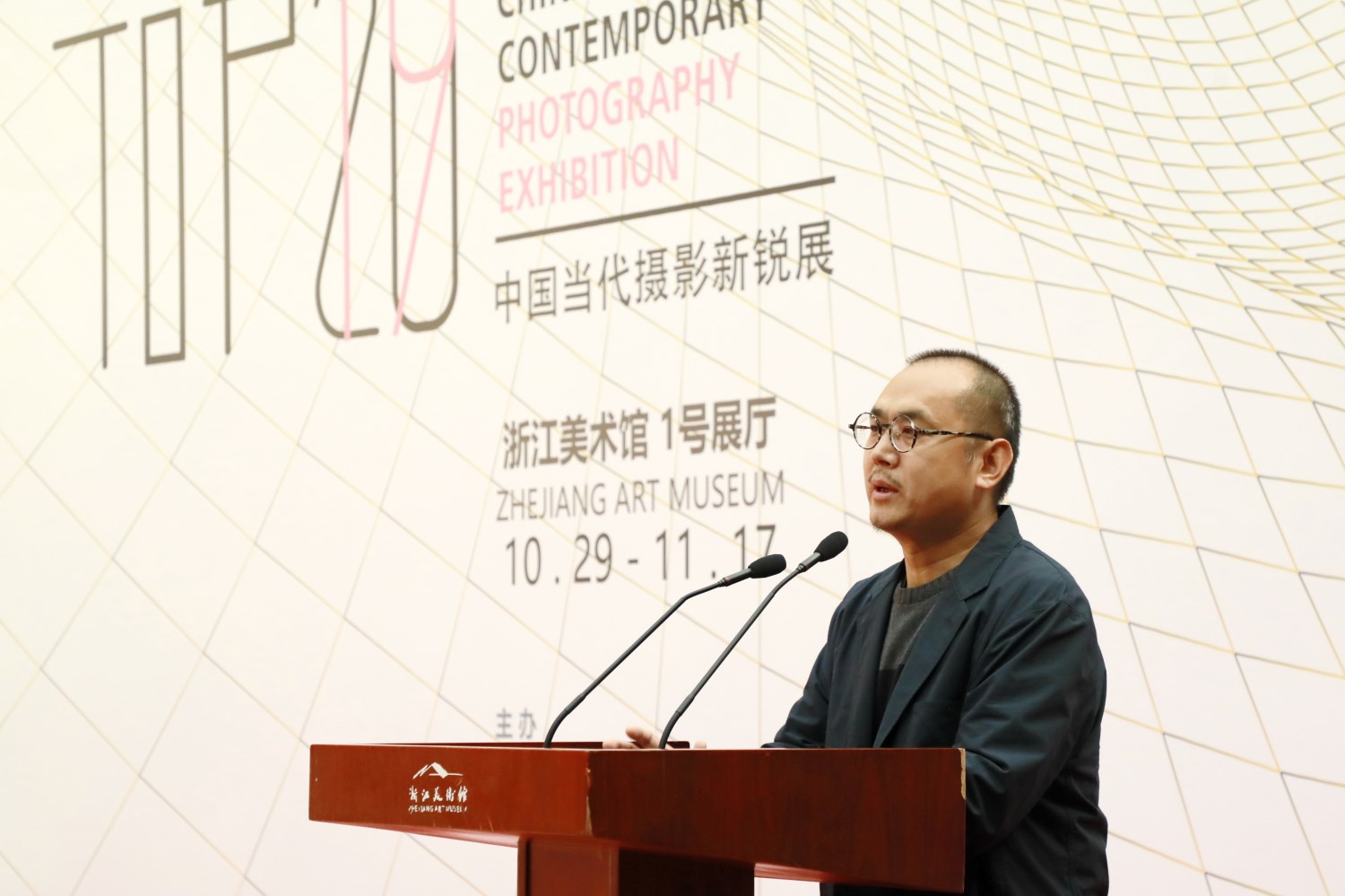 中國美術(shù)學(xué)院跨媒體學(xué)院實驗藝術(shù)系主任、空間影像研究所所長高世強在開幕式發(fā)言  劉世斌攝.jpg