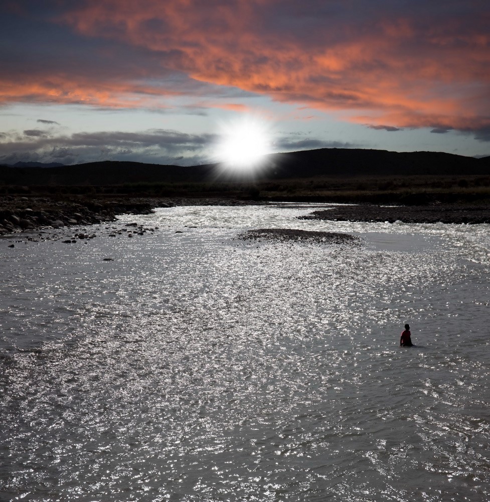 9一個人穿越大江大河，并走向那道白光（A man crossed the river and headed for the white light.） .jpg