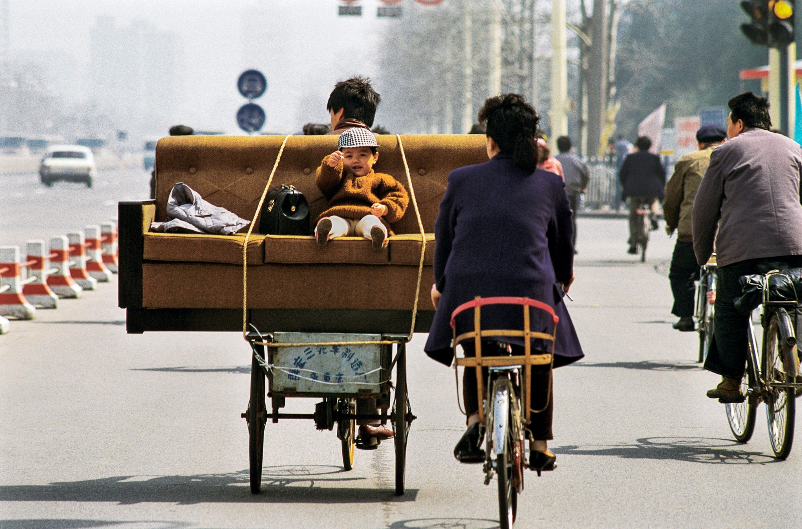 1984長(zhǎng)安大街購買沙發(fā)的三口一家人（北京）.jpg