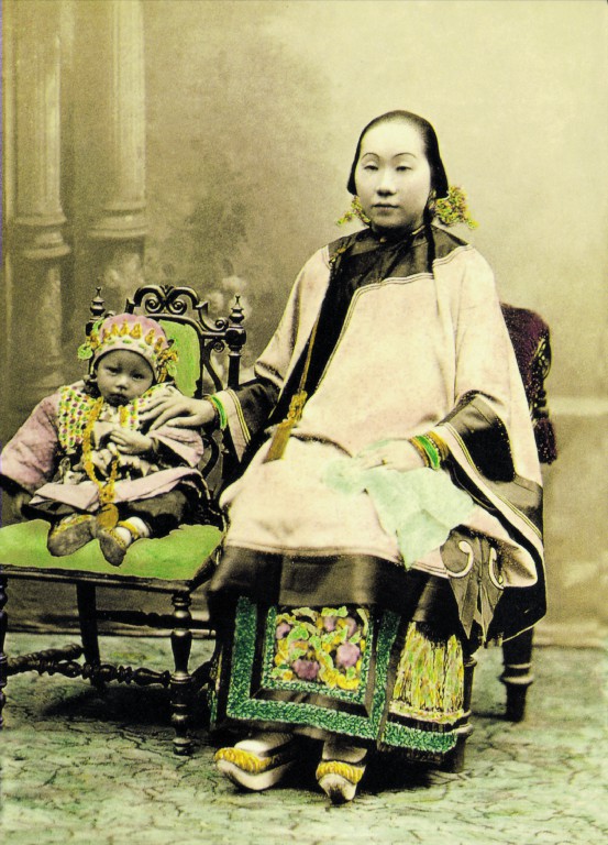 1帶孩子的少婦。1880年攝于香港。金伯宏供圖。（原載《老照片》第17輯）.jpg