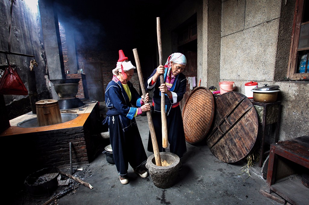 156 農(nóng)歷十月十六瑤山人過(guò)瑤年,舂糍粑(2010)金坑村.jpg