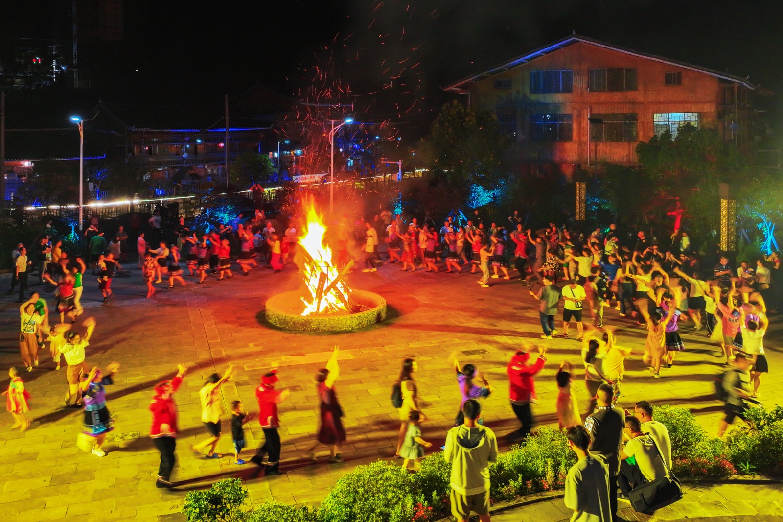 篝火晚會(huì)。謝啟長(zhǎng) 攝.jpg